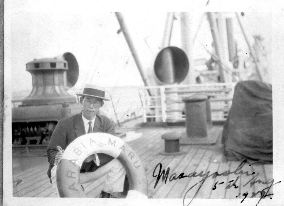 Daniel Nishizumi a bordo do navio Arabia Maru, embarcando do Japão para o Brasil em 1928